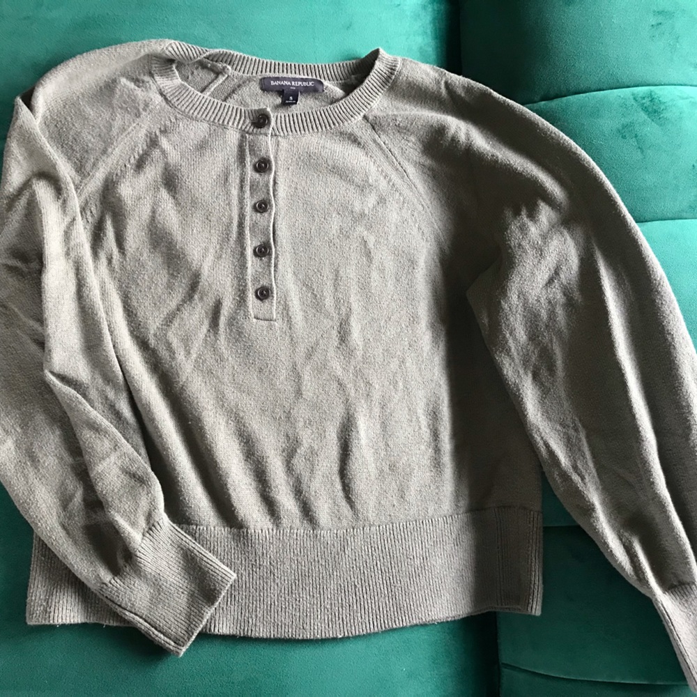 Small Banana Republic khaki green sweater.